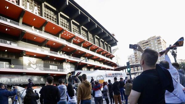 Así ha sido la protesta del valencianismo en las puertas de Mestalla antes del partido contra el Rayo Vallecano