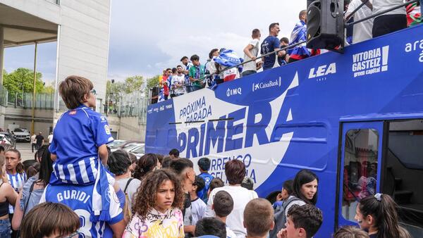 Directo | El Alavés celebra el ascenso a Primera en la Virgen Blanca