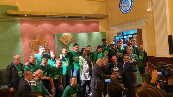 Así contamos la celebración del título de Copa del Unicaja por las calles de Málaga