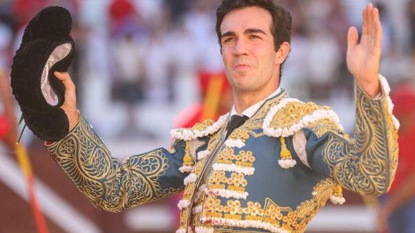 La vuelta de los toros a Gijón: ovación a la alcaldesa y una sola oreja para los diestros