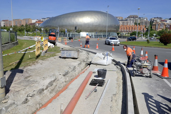 El Ayuntamiento de Santander ha iniciado esta mañana la señalización de un nuevo carril bici en uno de los cuatro carriles de la calle Alcalde Vega Lamera –entre la glorieta de Galicia y la de Los Delfines-, que permitirá conectar el ya existente en esta área de El Sardinero con el de la Avenida de los Castros y, a su vez, con el que atraviesa el túnel de Tetuán para llegar al centro de la ciudad.