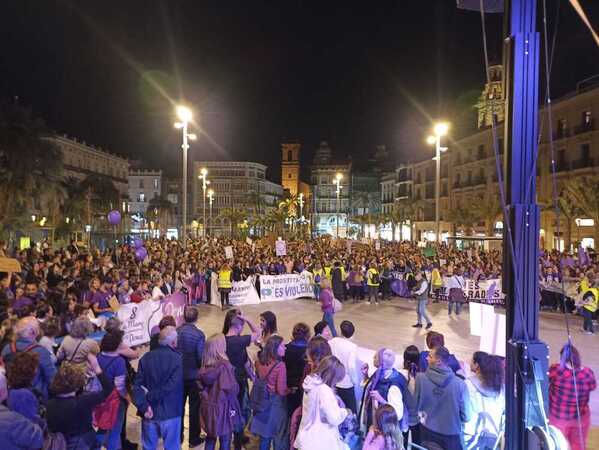 La segunda manifestación recorre el centro de Valencia con cánticos contra Irene Montero