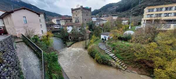 Unión de los ríos Deva y Quiviesa al pasar por Potes. El Deva baja muy fuerte. Llovió mucho anoche en el valle de Camaleño y se ha ido mucha nieve. Foto: Pedro Álvarez.