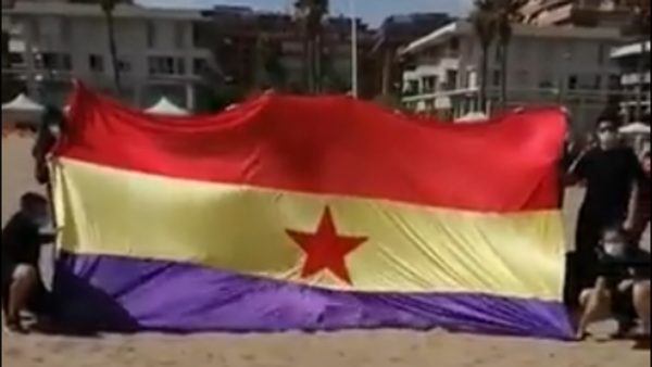 Tiran a la basura banderas españolas por el coronavirus en la playa de la Patacona y ponen una republicana