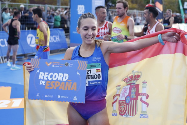 Y aquí tenemos a Laura Luengo, sonriente por su plusmarca nacional cuando buscaba la mínima para el Europeo