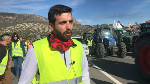 Más de 4.000 olivareros de Granada y Jaén cortan cuatro horas la A-44 para pedir futuro