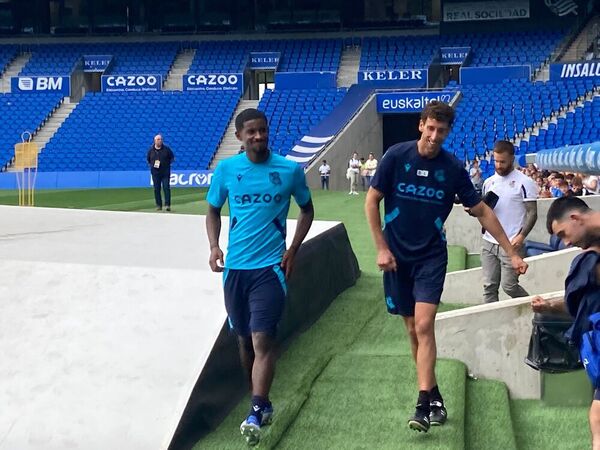 Mohamed-Ali Cho sonríe en su primer contacto con su nueva afición que le ha recibido con aplausos y gritos