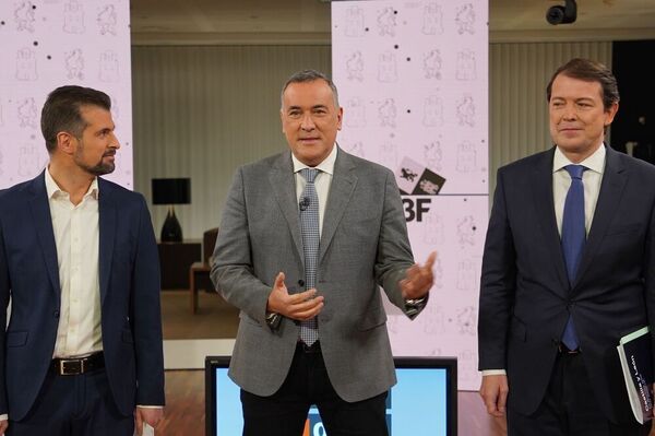 Una imagen para el debate. Falta Igea, que interviene desde la casa de sus padres.