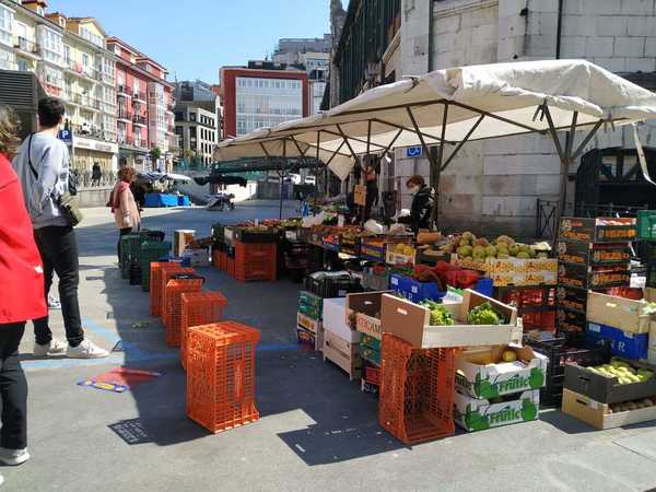 En este puesto de la Plaza de la Esperanza utilizan las cajas de las frutas y las hortalizas para marcar la distancia y evitar que la gente se acerque demasiado. Foto: Laura Fonquernie.