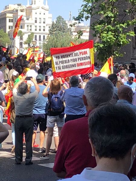 Miles de personas acuden a la Plaza de Colón para protestar contra los indultos de Sánchez