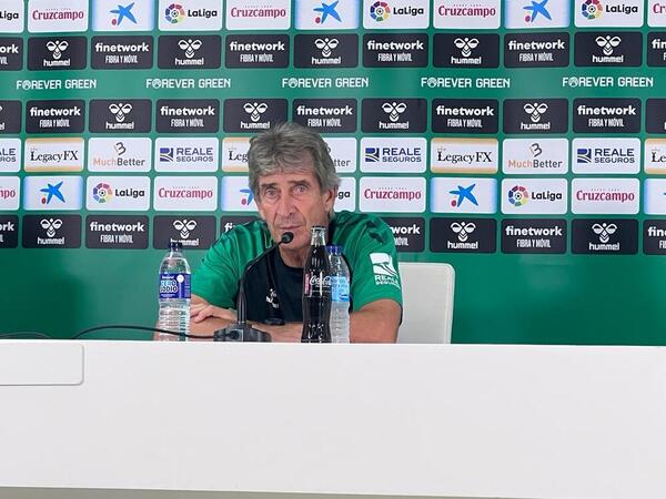 En la rueda de prensa previa al choque de esta noche el técnico chileno del Real Betis, Manuel Pellegrini, comentó la actualidad de su equipo #Betis #RealBetisAlmería