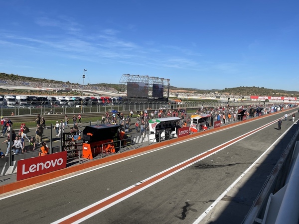 DIRECTO | La afición valenciana invade la pista para aclamar a Bagnaia