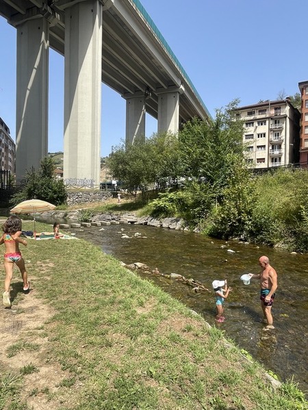 Javier refrescándose en el río con su hija. / Marcela Salazar