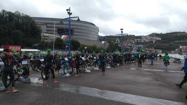 Gómez Noya premia al Bilbao Triathlon