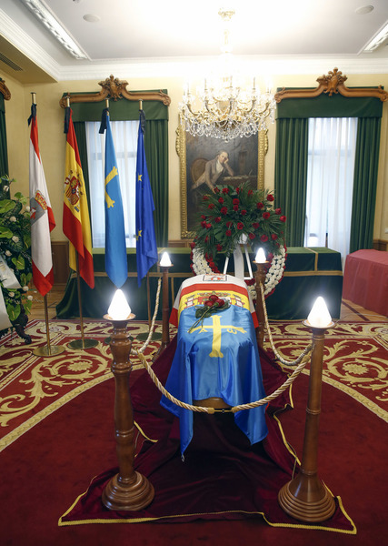 En poco más de media hora se cerrará la capilla ardiente de Tini Areces en Gijón. Posteriormente sus restos mortales serán incinerados.