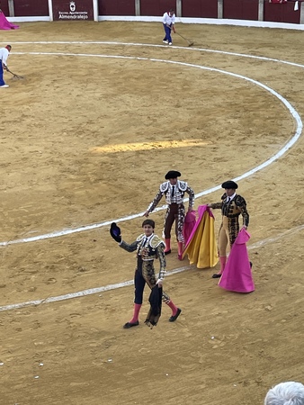 Oreja para Roca Rey en el sexto, al que mató de estocada y cuatro descabellos