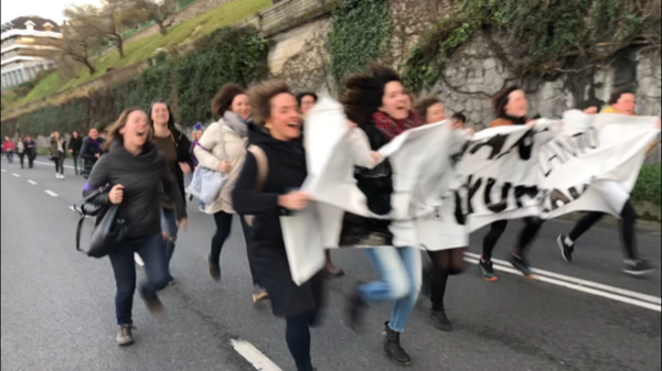 Llega corriendo la cabeza de la manifestación al punto de salida