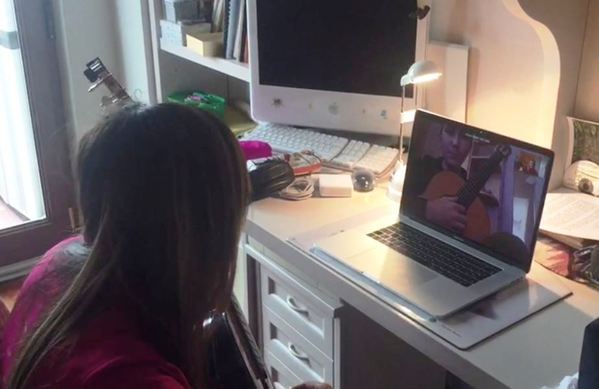 El Ayuntamiento de Piélagos continúa en su labor de apoyo al ciudadano en este periodo de estado de alarma y confinamiento. Este viernes ha comunicado que la escuela municipal de música imparte ya a sus alumnos clases online para que puedan continuar con su aprendizaje. Así, y durante el horario habitual, los profesores siguen atendiendo a los estudiantes, vía e-mail, telefónicamente y por Skype, para que éstos puedan seguir trabajando en aquellos contenidos que estaban estudiando en el momento en el que se suspendió temporalmente la actividad docente.Informa Sheila Izquierdo