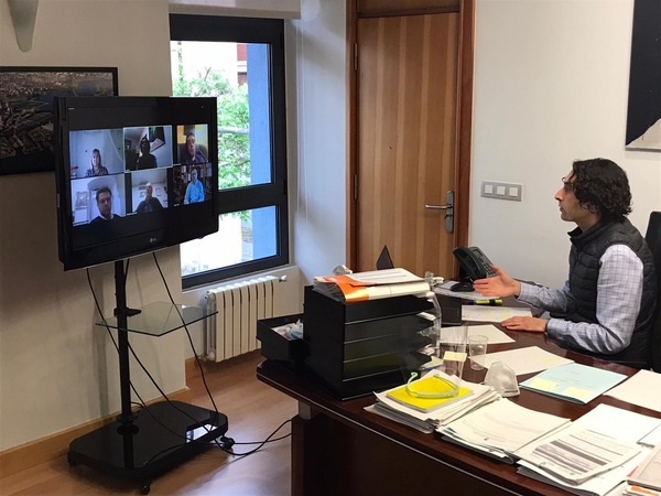 El Ayuntamiento de Astillero ha mantenido esta mañana una reunión con las empresas de alojamientos turísticos del municipio para conocer su situación y buscar iniciativas conjuntas que ayuden a reactivar el sector.