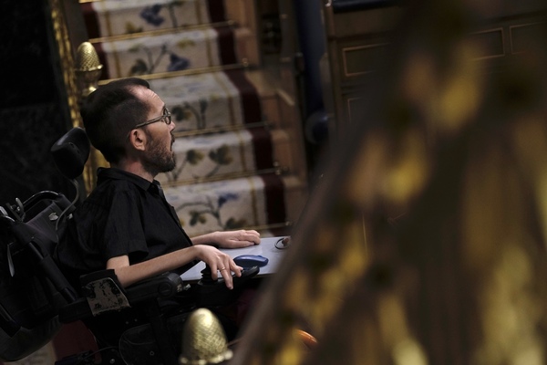 El portavoz de Unidas Podemos, Pablo Echenique, durante su intervención en el hemiciclo