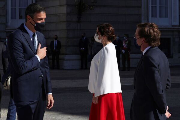 Sánchez saluda a Ayuso, detrás el alcalde de Madrid (POOL)
