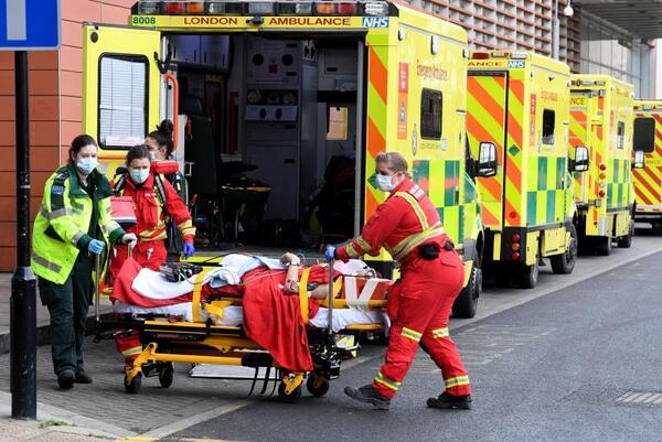 Reino Unido reactiva su hospital de emergencia de Londres y aplica de nuevo «medicina de guerra»