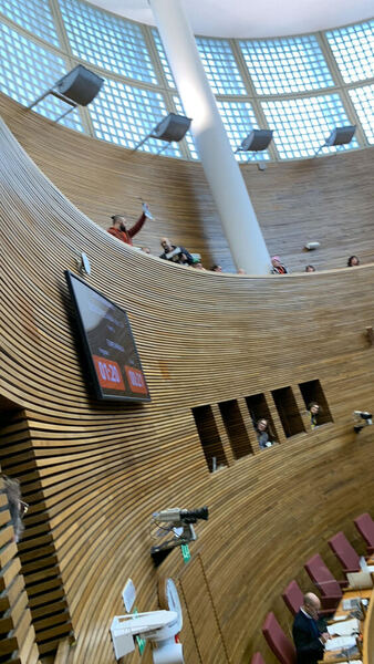 Protesta de algunos invitados en la tribuna de Les Corts, que han sido desalojados.