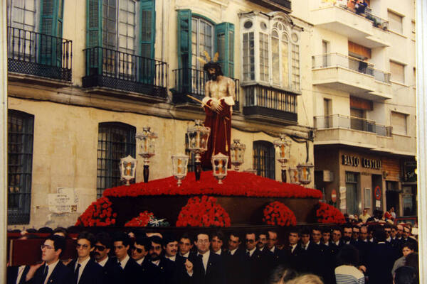 El Cristo de la Humildad en sus primeras salidas procesionales. (Archivo de la cofradía)