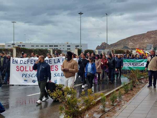 Los transportistas exhiben su fuerza en Granada con apoyo del campo