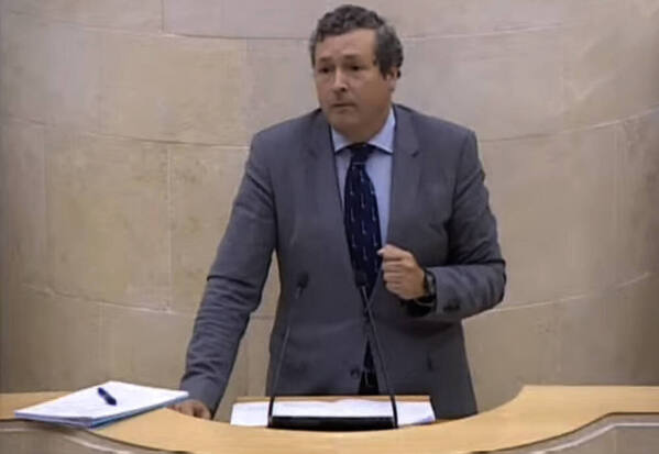 Intervención de Iñigo Fernández (PP) en el Parlamento. Foto: Daniel Pedriza.