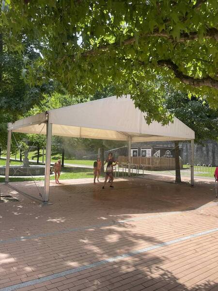 Inge, uxue, Oier, Lorea y Nora refrescándose en la carpa. / Marcela Salazar