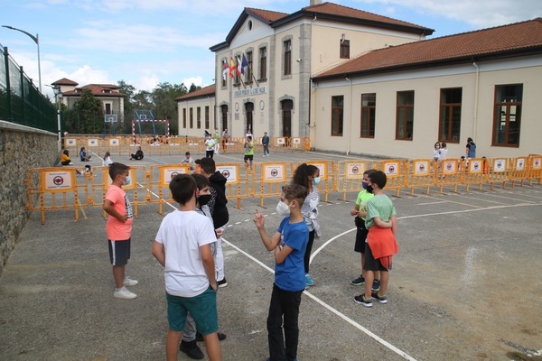En el CEIP Leopoldo y Josefa del Valle de La Cavada (Riotuerto) se ha dividido el patio de recreo en ocho zonas para los distintos cursos. Todas ellas se han delimitado con vallas y otros elementos para que cada grupo conozca cuál es el espacio de juego que le corresponde. Desde la dirección del colegio, Raquel Cagigas, adelanta que ahora se comenzarán a abordar todos aquellos contenidos que no se pudieron impartir el pasado curso por la irrupción del covid. Texto y fotos: Héctor Ruiz