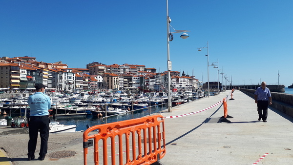 La Policía se despliega en las playas, levanta a bañistas y cierra accesos para frenar el aluvión