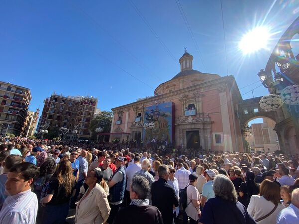 La plaza también se encuentra llena de gente que espera la salida de la Virgen