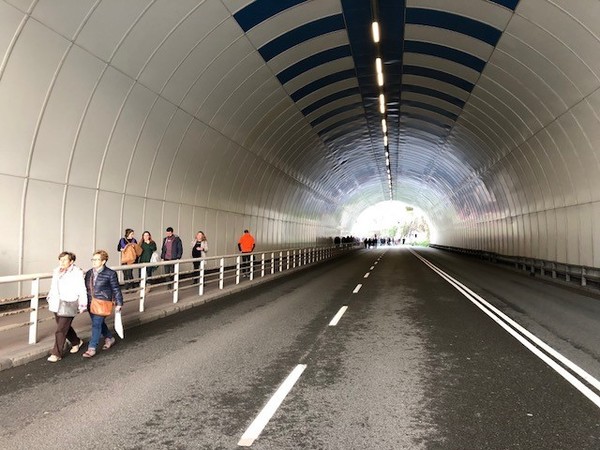 El trafico se ha cortado en el Paseo de la Concha. La marcha comenzará a las 7 horas desde el túnel del antiguo