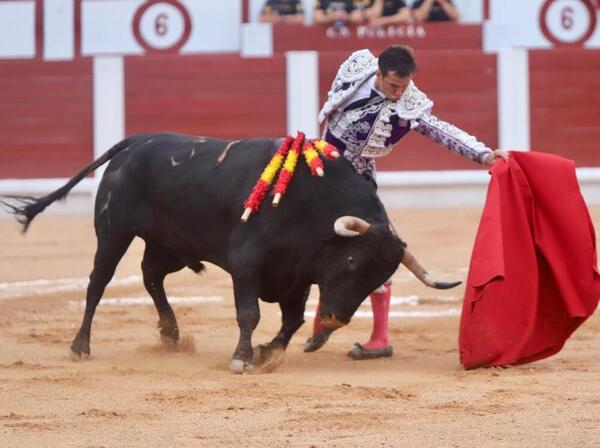 El Juli se despide en El Bibio por la puerta grande