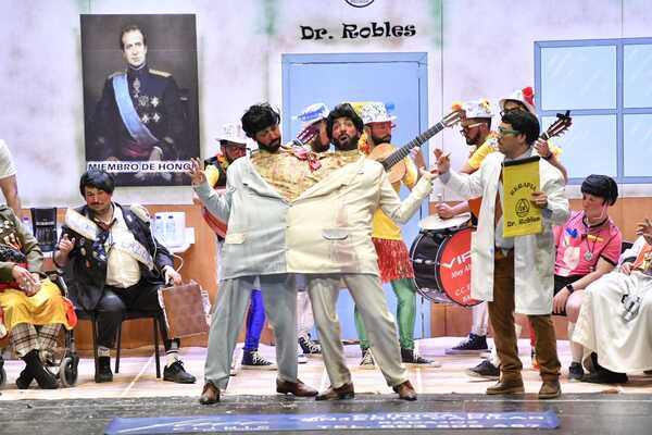 Carnaval de Badajoz: Los Camballotas embriagan al público en una noche más floja