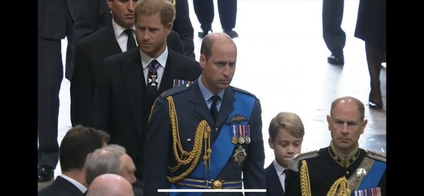 El Príncipe Guillermo y su hijo, el Príncipe Jorge. Al fondo, el Príncipe Enrique. Todos asistirán al funeral de Estado que se celebra en la Abadía de Westminster.