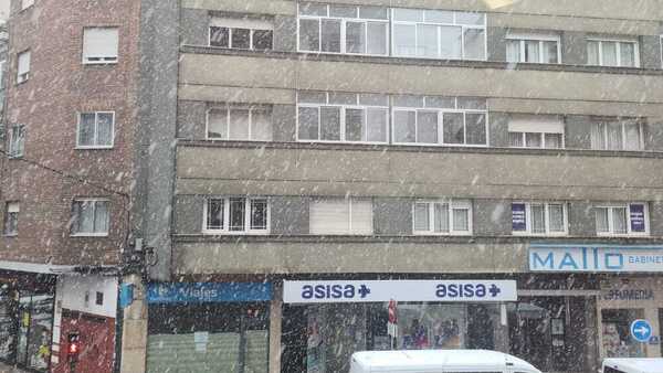 Y la nieve vuelve a caer con fuerza en la ciudad de León, que no se escapa al temporal.