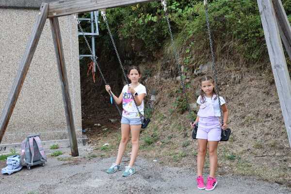 Maria y Martina, que inician primero y quinto de Primaria en la escuela de Espinama, juegan en el columpio antes de entrar a clase. Su madre, Lorena, reconocía que &amp;quot;esta mañana se han despertado muy pronto. Están nerviosas pero muy felices de comenzar un nuevo curso escolar&amp;quot;.