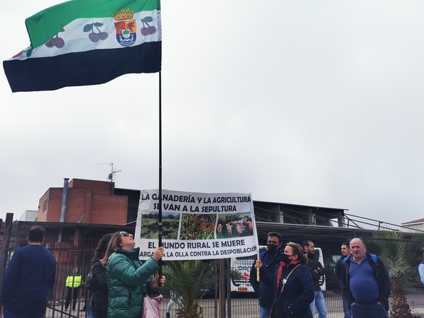 Así hemos contado las protestas de los agricultores en la inauguración de Agroexpo