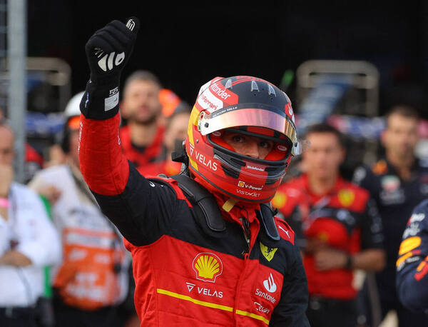 Carlos Sainz celebra su tercera pole en la F1 en Austin.