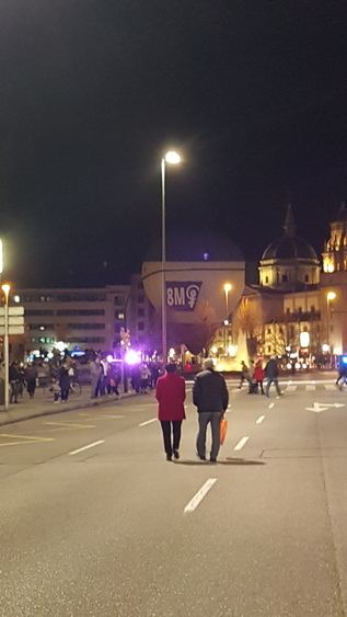 Ahí está la sorpresa: un gran globo aerostático espera a las manifestación luciendo un cartel "grande para que se vea".
