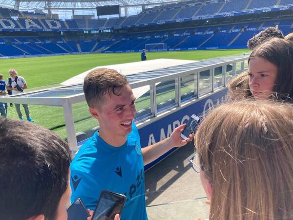 Pacheco, uno de los potillos que ha renovado recientemente su contrato con el club, posa sonriente junto a varios aficionados