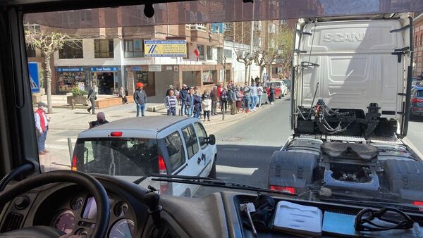 Así les hemos contado el minuto a minuto de la marcha lenta de 400 camiones desde Raos a Santander