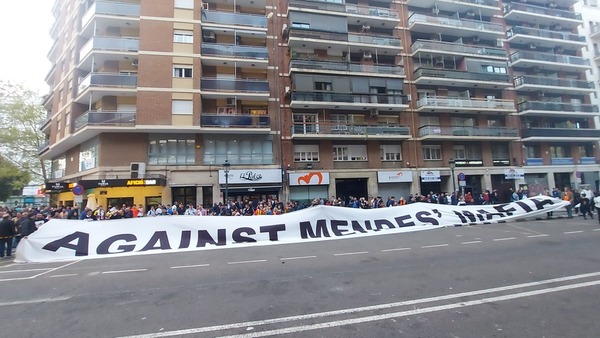 Así ha sido la protesta del valencianismo en las puertas de Mestalla antes del partido contra el Rayo Vallecano