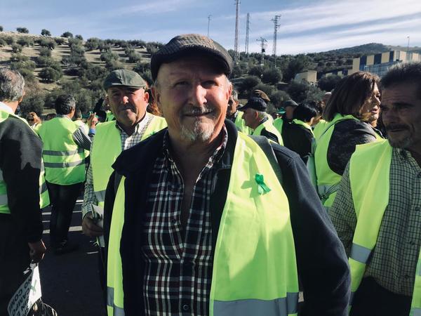 Más de 4.000 olivareros de Granada y Jaén cortan cuatro horas la A-44 para pedir futuro
