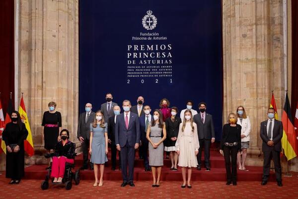 Foto de familia de los Reyes Felipe y Letizia, la princesa Leonor y la infanta Sofía junto a los galardonados