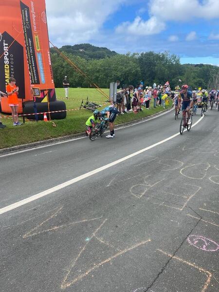 Un espectador ha tenido que ayudar a Luis León Sánchez a poner la cadena bien en la subida a Jaizkibel.
