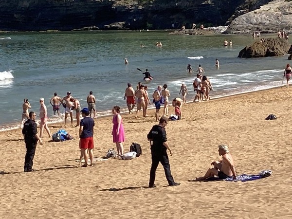 La Policía se despliega en las playas, levanta a bañistas y cierra accesos para frenar el aluvión
